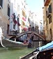 Auf einer Gondel in Venedig